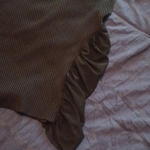 💙🌹Sleeveless black top with cute decor on the sides - Picture 8 of 9